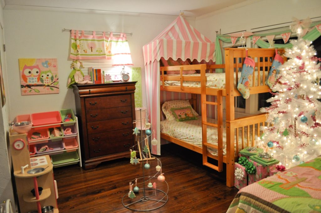 Двухъярусная кровать в детской комнате