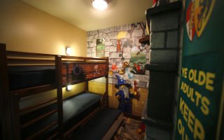 Современный дизайн узкой детской комнаты